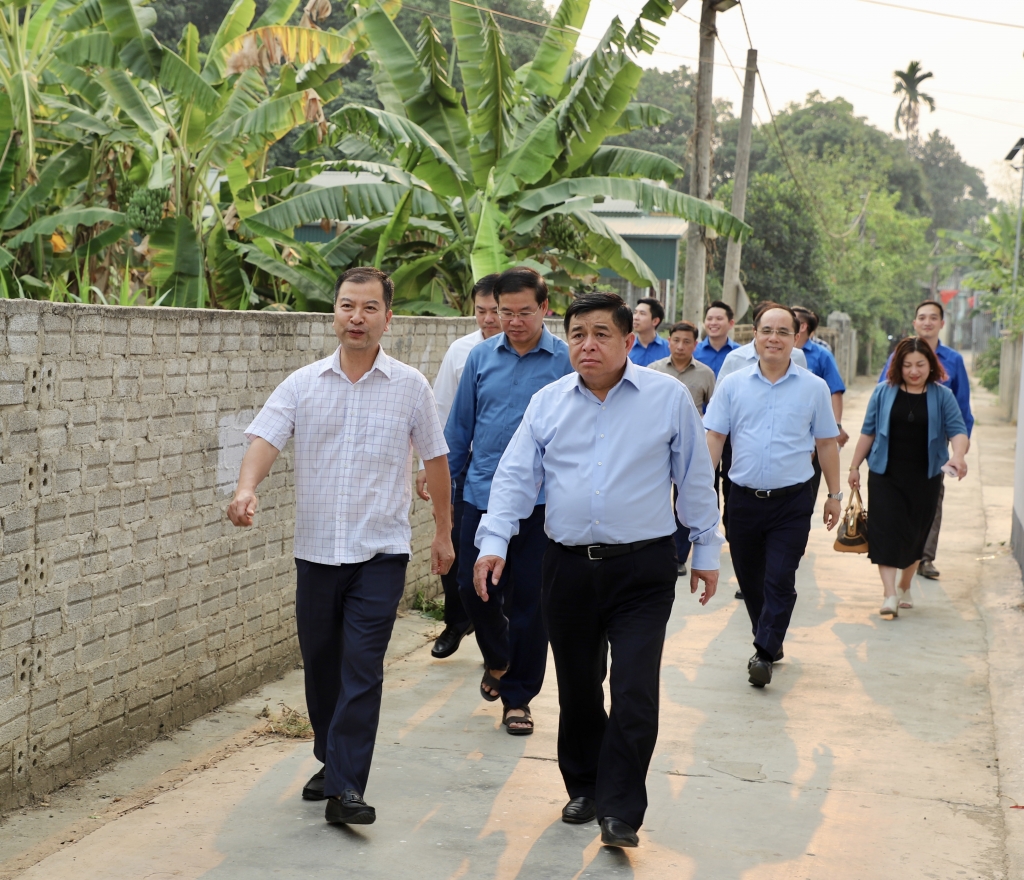 Bộ trưởng Bộ Kế hoạch và Đầu tư Nguyễn Chí Dũng tặng nhà đại đoàn kết, tri ân chiến sĩ Điện Biên