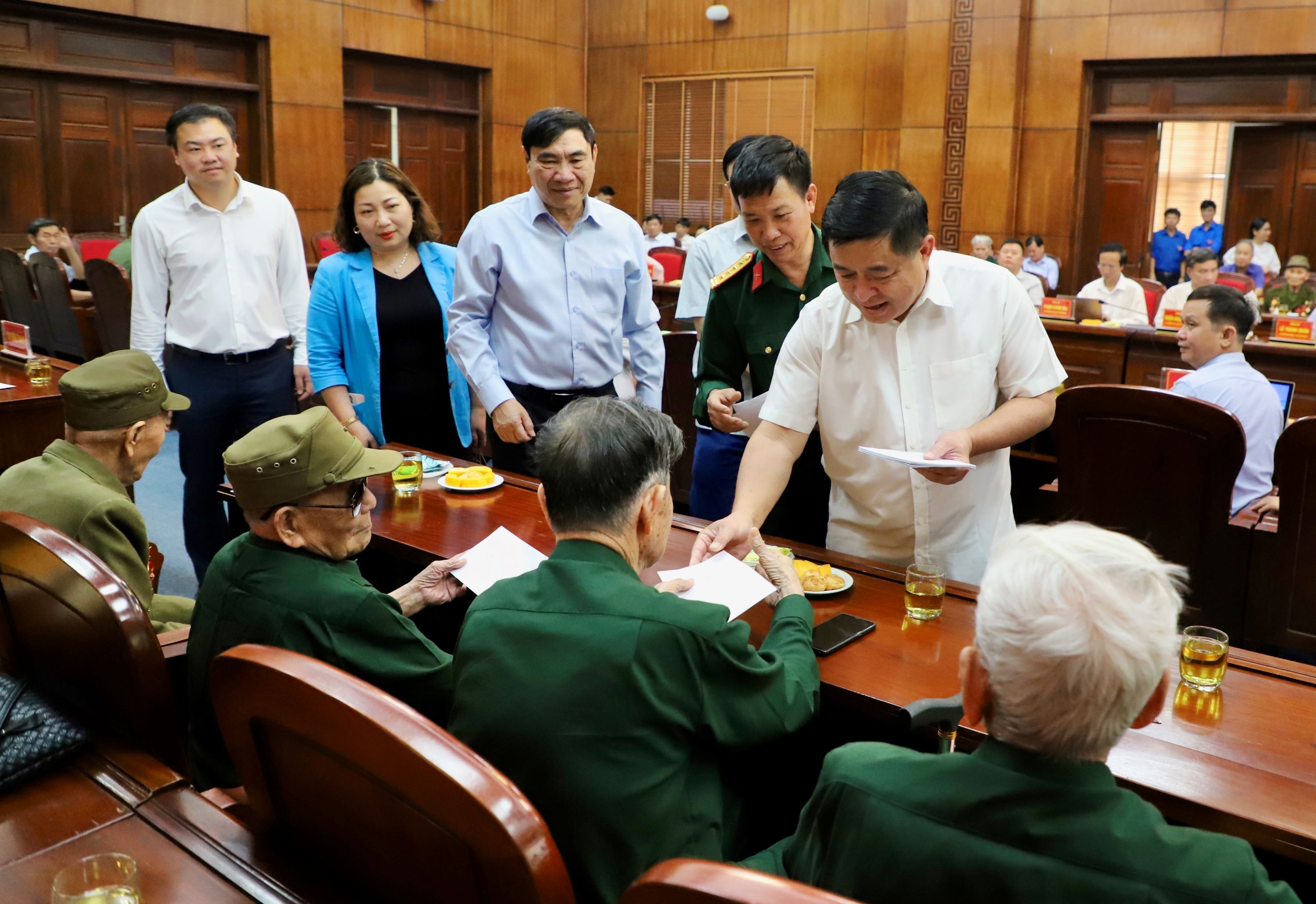 Bộ trưởng Nguyễn Chí Dũng tặng quà tri ân các chiến sĩ Điện Biên đã góp phần làm nên chiến thắng lừng lẫy năm châu, chấn động địa cầu