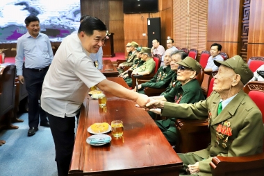 Bộ trưởng Nguyễn Chí Dũng tặng quà tri ân các chiến sĩ Điện Biên đã góp phần làm nên chiến thắng lừng lẫy năm châu, chấn động địa cầu