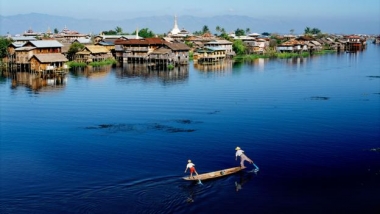 Kỹ thuật chèo thuyền độc đáo của ngư dân hồ Inle, Myanmar