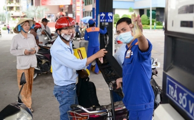 Vì sao giá xăng dầu ở Việt Nam vẫn đi ngược chiều với thế giới?