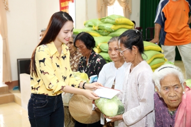Hoa hậu Dương Kim Ánh cùng MC Anh Quân trao quà cho người nghèo tại Vĩnh Long