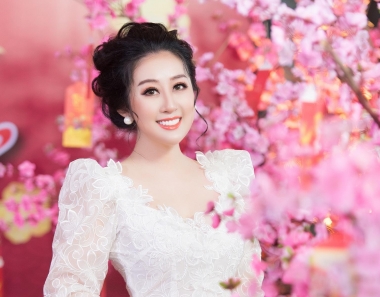 Nữ hoàng Sắc đẹp Đông Nam Á Kim Trang ngọt ngào trong bộ ảnh tết 2020