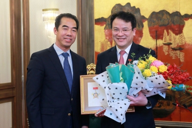 Thứ trưởng Bộ KH&ĐT Trần Quốc Phương nhận Kỷ niệm chương “Vì sự nghiệp ngoại giao Việt Nam”