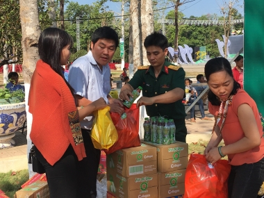 Tập đoàn Tân Hiệp Phát trao 325 phần quà Tết cho người dân Bình Phước