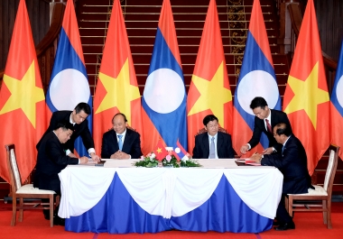 Việt Nam – Lào ký kết 12 văn kiện hợp tác