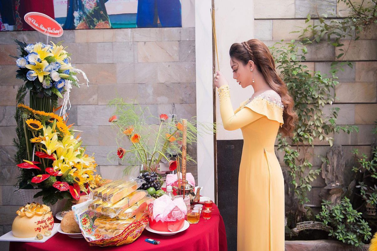 Người đẹp Lý San Nghi cùng mẹ dâng hương chính thức khai trương mỹ viện Hoàng Mỹ dịp đầu xuân