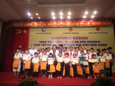Học bổng “Cùng em đến trường” đến với học sinh nghèo Bình Định và Phú Yên
