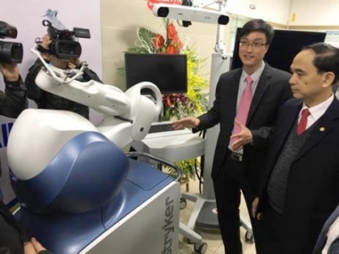 Đưa hệ thống robot phẫu thuật khớp và thần kinh vào sử dụng tại Bệnh viện Bạch Mai