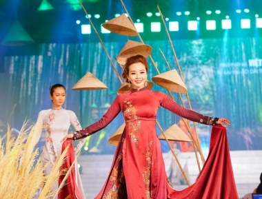 “Trúc Việt” của NTK Việt Hùng lộng lẫy trong lễ hội Áo dài
