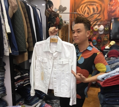 Bắt gặp Hàn Thái Tú mua sắm tại cửa hàng quần áo hàng hiệu VIPMEN
