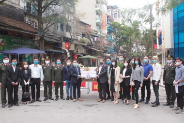 Hà Nội: Tặng khẩu trang, nước rửa tay khô, phối hợp tuyên truyền phòng chống COVID19