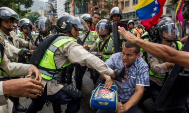 “Quả bom hẹn giờ” Venezuela chờ nổ