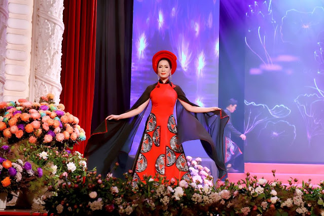 NSƯT Trịnh Kim Chi tôn vinh nghệ thuật dân tộc với áo dài Việt Hùng