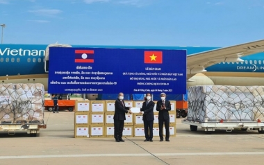 Việt Nam hỗ trợ khẩn cấp vật tư, thiết bị y tế cho Lào ứng phó dịch Covid-19