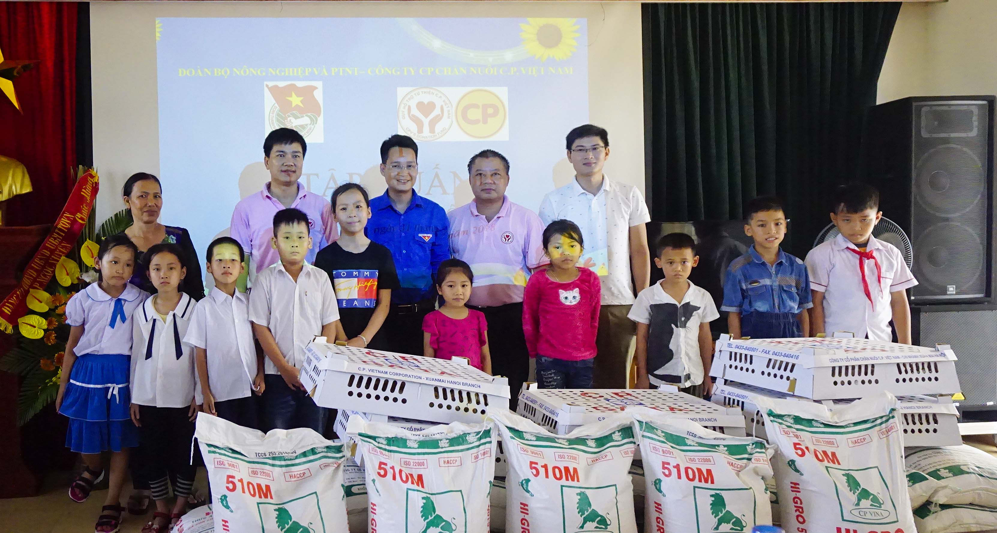 C.P Việt Nam tặng 25 đàn gà con cho đội viên Hải Phòng