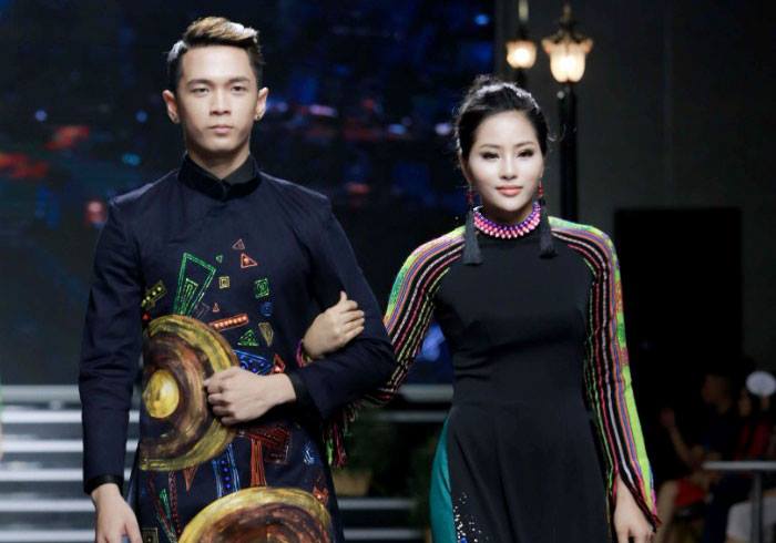 “Hoa của đất” của NTK Việt Hùng nở nồng nàn trên sân khấu Thời trang Việt