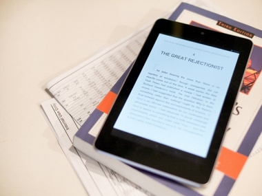 Sách in với sách điện tử: Lựa chọn nào giúp bạn đọc hiệu quả?