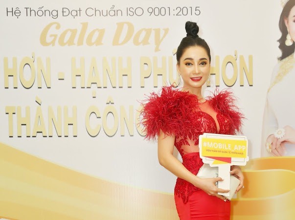 Hoa hậu Đông Nam Á Hồng Tươi rạng rỡ dự Gala Dinner