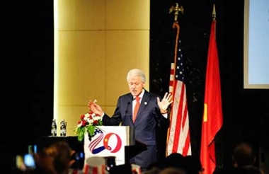 Cựu Tổng thống Clinton: Việt - Mỹ hãy đến với nhau bằng vòng tay mở rộng
