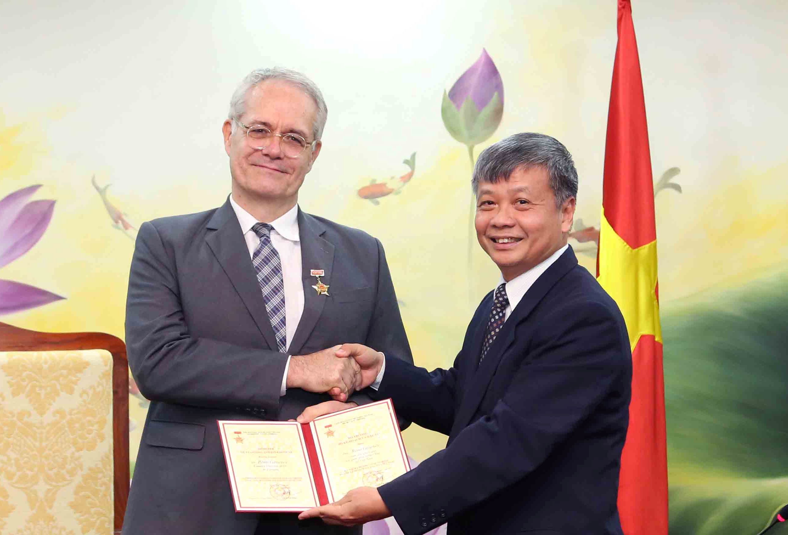 Trao tặng Kỷ niệm chương cho cho Giám đốc AFD tại Việt Nam