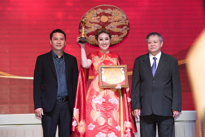Nữ hoàng Đông Nam Á Huỳnh Ngọc Kim Trang vinh dự đón nhận giải thưởng Bông hồng Vàng ASEAN