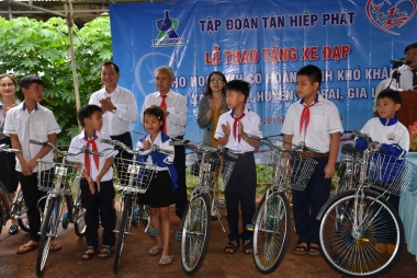 Tân Hiệp Phát tặng 50 xe đạp cho học sinh nghèo trước năm học mới