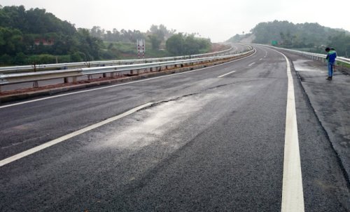 Cao tốc dài nhất Việt Nam nứt mặt đường sau 2 ngày thông xe