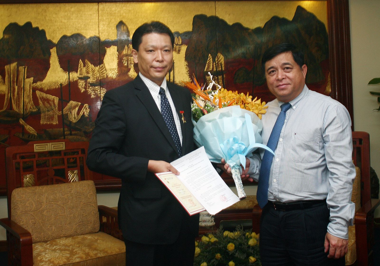 Thứ trưởng Nguyễn Chí Dũng trao Kỷ niệm chương Vì sự nghiệp Kế hoạch và Đầu tư cho ngài Michio Daito