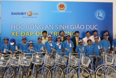 60 xe đạp khuyến học đến với học sinh nghèo Quảng Ngãi