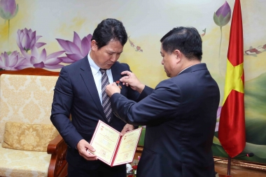 Bộ trưởng Nguyễn Chí Dũng tặng kỷ niệm chương Phó Đại sứ Nhật Bản tại Việt Nam