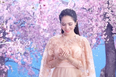 Hoa hậu Dương Kim Ánh xuyên không trong MV "Chuyện tình buồn"