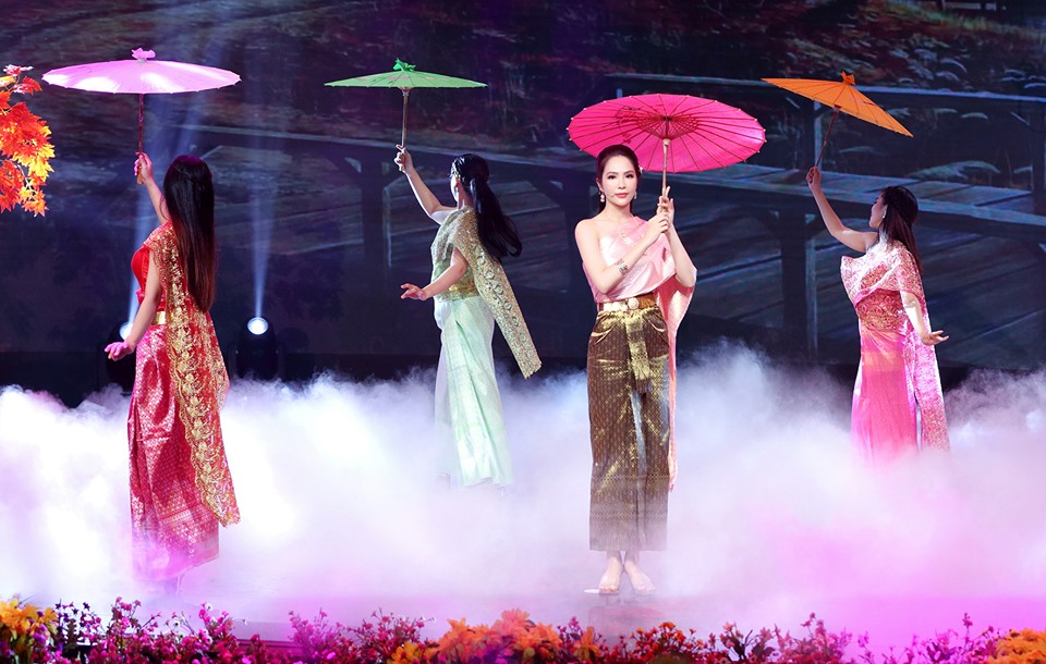 Diện trang phục truyền thống Thái Lan, Dương Kim Ánh gây “sốt” vì quá xinh đẹp