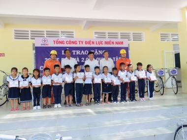 Tổng Công ty Điện lực miền Nam tặng quà cho học sinh nghèo hiếu học tỉnh Trà Vinh