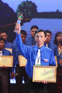 Bí thư Đoàn, Chủ tịch Hợp tác xã Thanh niên Hồ Vũ Phong với giải thưởng Lương Định Của 2014