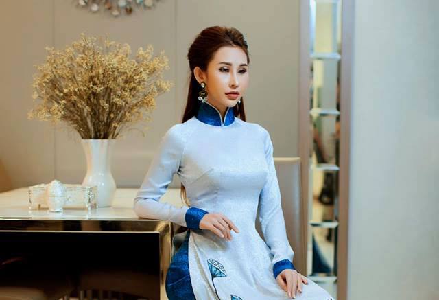 Hoa hậu Châu Á 2018 Chi Nguyễn lộng lẫy trong BST “Đại sứ Áo dài Việt Nam” của NTK Việt Hùng