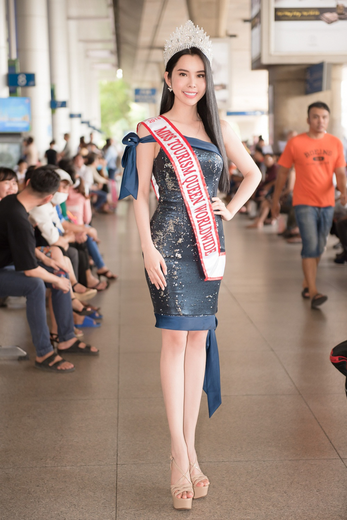 Xuất hiện tại sân bay, Hoa hậu Huỳnh Vy lập tức tạo sự chú ý với vẻ ngoài rạng rỡ tự tin cùng chiếc vương miện quý giá đội trên đầu.
