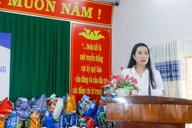 NSƯT Trịnh Kim Chi có mặt tại các tỉnh miền Trung để giúp đỡ người dân vùng lũ