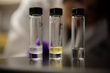 Lắc dầu và nước: Phương pháp có thể loại bỏ các vật liệu nano trong nước
