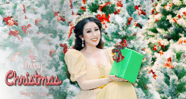 Nữ hoàng Sắc đẹp Châu Á Kim Trang tung bộ ảnh mừng giáng sinh