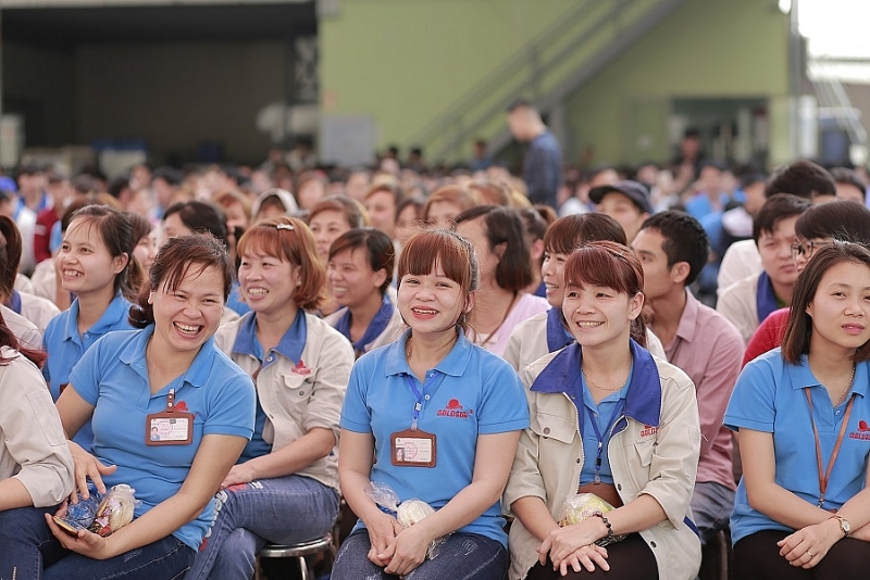Công nhân Công ty Cổ phần In và  Bao bì Goldsun làm việc trong KCN Quế Võ, tỉnh Bắc Ninh. jpg