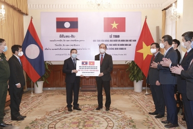 Việt Nam hỗ trợ Lào vật tư y tế và ngân sách ứng phó đợt dịch Covid-19 mới