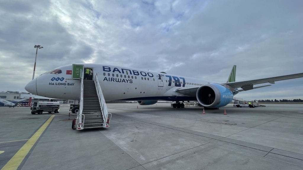 Những khoảnh khắc xúc động khi Bamboo Airways đưa 300 người Việt ở Ukraine về nước