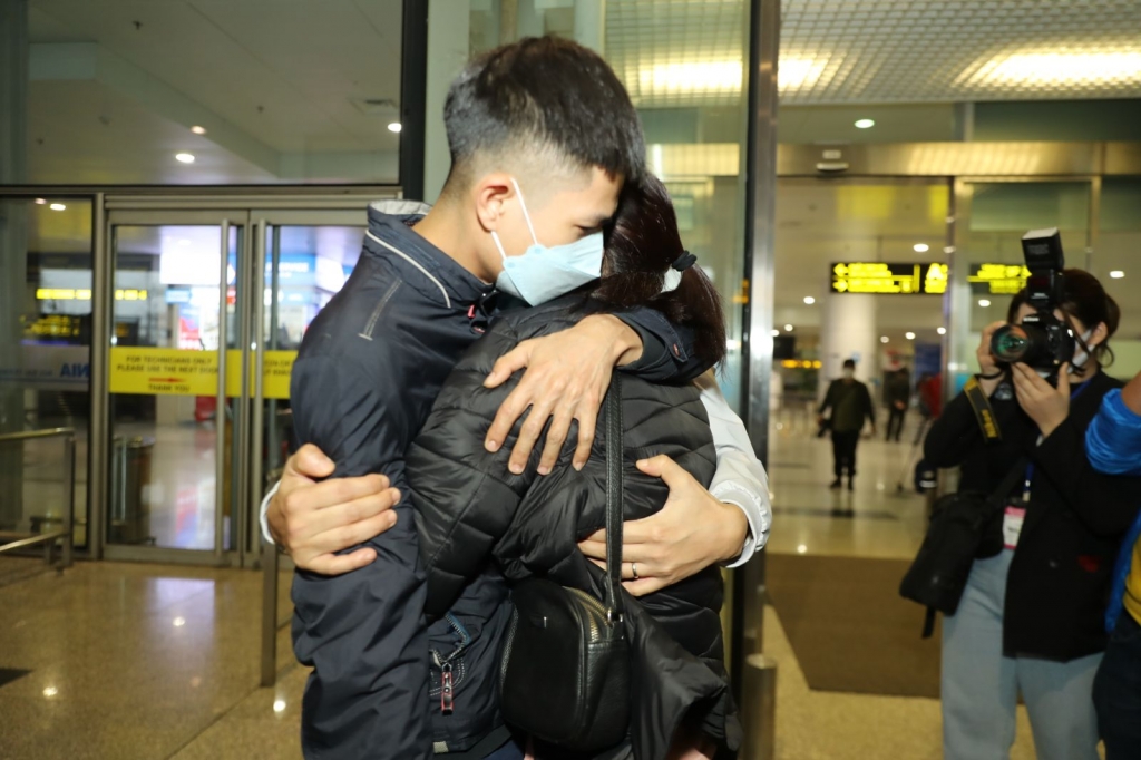 Những khoảnh khắc xúc động khi Bamboo Airways đưa 300 người Việt ở Ukraine về nước