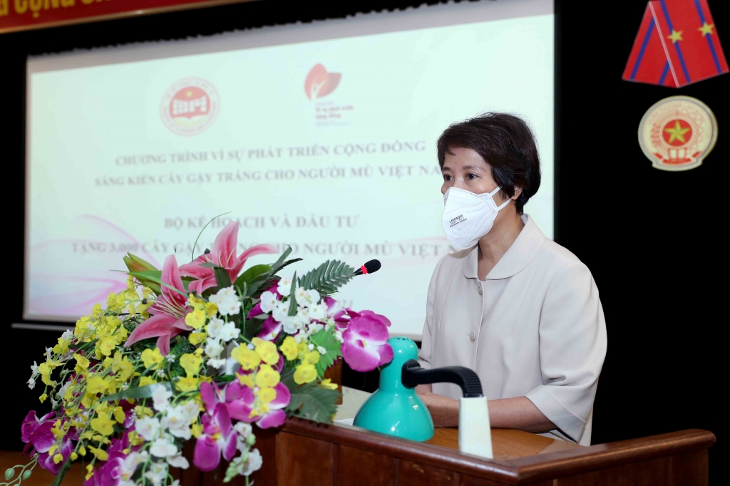 Bộ Kế hoạch và Đầu tư tặng 3.000 cây gậy trắng cho người mù Việt Nam