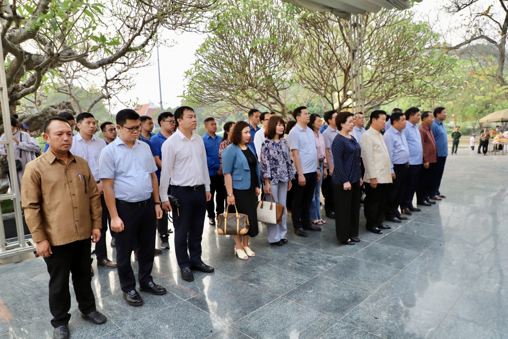 Bộ trưởng Bộ Kế hoạch và Đầu tư Nguyễn Chí Dũng tặng nhà đại đoàn kết, tri ân chiến sĩ Điện Biên