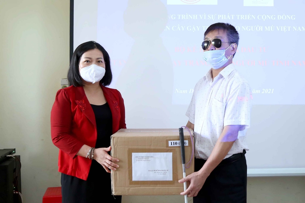 Bộ Kế hoạch và Đầu tư trao tặng gậy trắng cho Hội Người mù tỉnh Nam Định và Hà Nam
