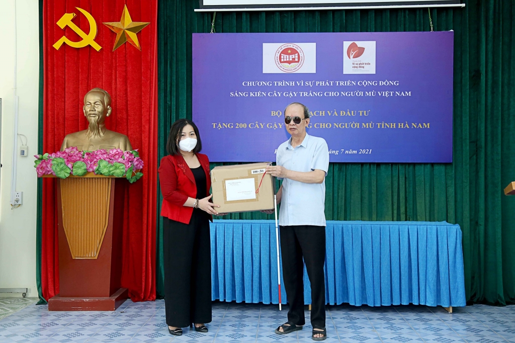 Bộ Kế hoạch và Đầu tư trao tặng gậy trắng cho Hội Người mù tỉnh Nam Định và Hà Nam