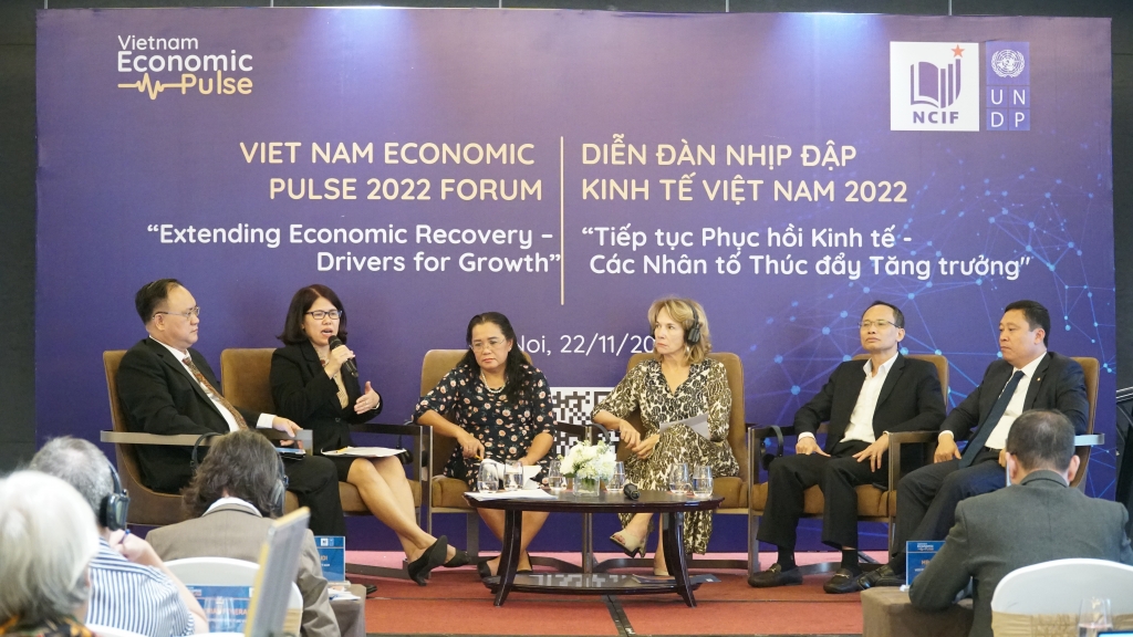 Triển vọng kinh tế Việt Nam tươi sáng, nhưng rủi ro đang gia tăng