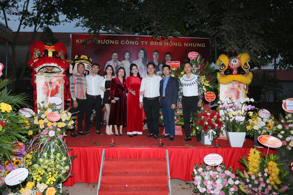 Các đối tác, đồng nghiệp đến chúc mừng trong ngày lễ khai trương của Á hậu Hồng Nhung